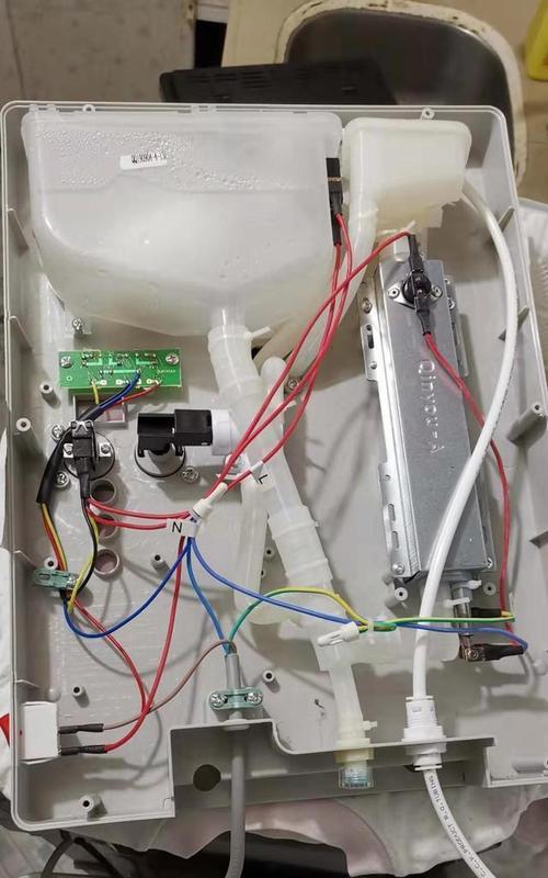 饮水机排漏水的解决方法（应对饮水机后排漏水的有效措施）