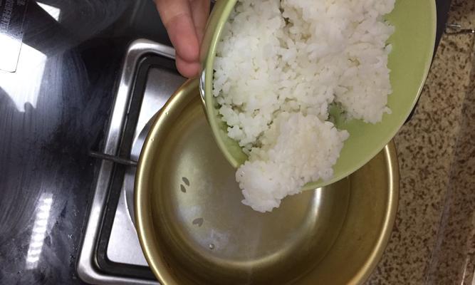 电饭煲剩饭如何处理（创意美食利用电饭煲剩饭）